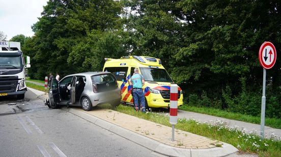 Gewonde bij botsing tussen auto en vrachtwagen in Hasselt. Gewonde bij botsing tussen auto en vrachtwagen in Hasselt.