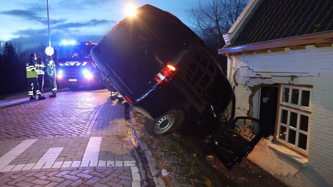 Auto ramt huis in Kerkdriel.