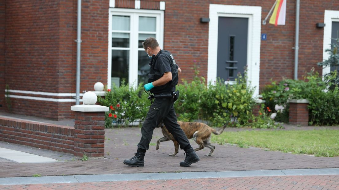 Een speurhond op weg naar de woning.