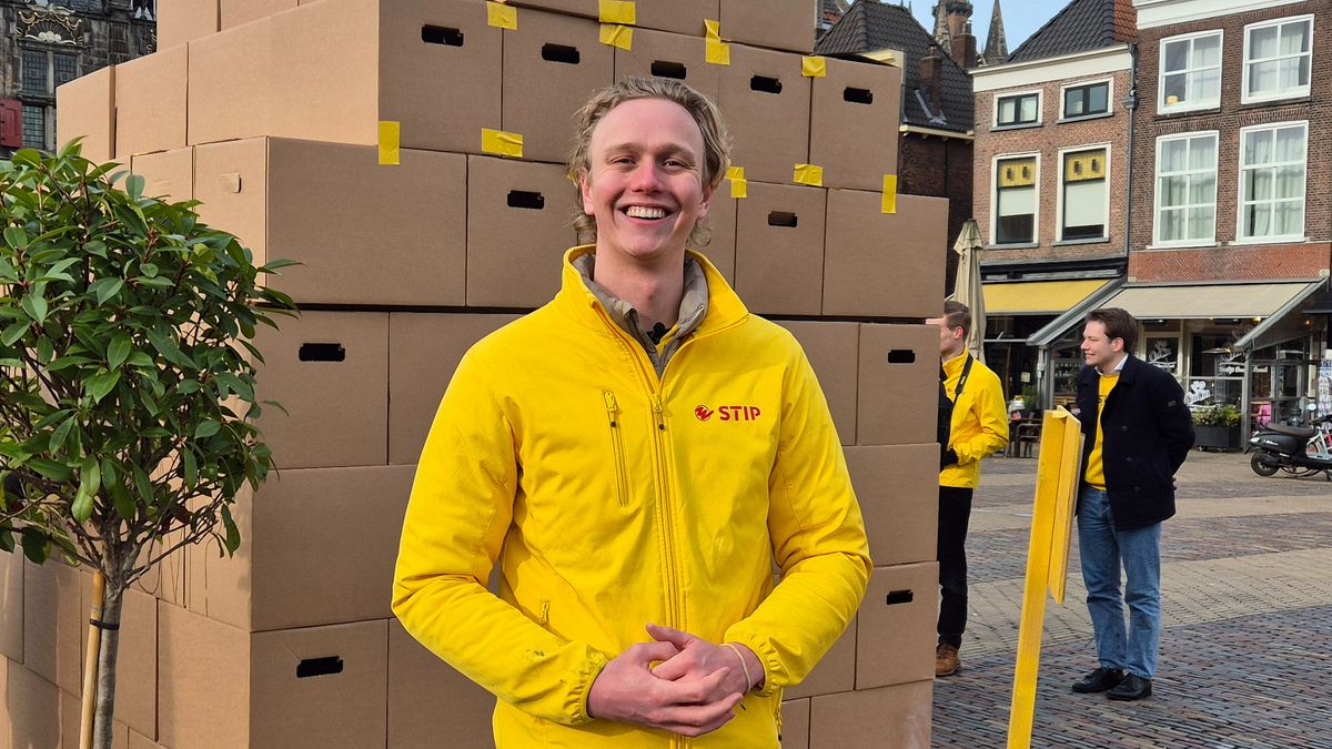 Studenten maken eigen woning van bierkratten en verhuisdozen