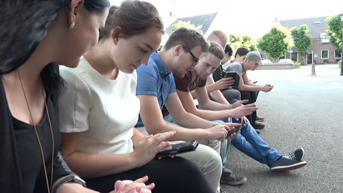 Waar rennen die mensen met hun mobiele telefoon achteraan? Grote kans dat het spelers zijn van het spel Pokémon Go. Ook in Gelderland is het spel een grote rage. Op het Kerkplein in Maurik verzamelden zich maandagavond zo'n dertig Pokémon Go-spelers om de virtuele stripfiguurtjes te vangen.
