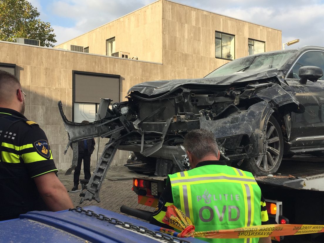 De auto die door de gevel reed van de toko aan de Griede