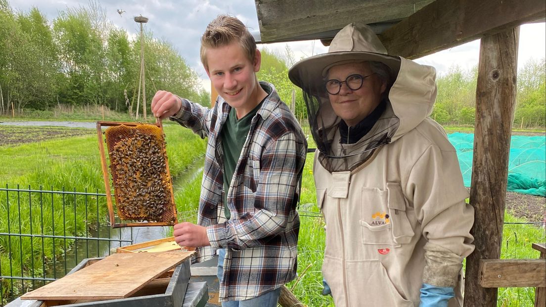 Johan met zijn oma bij een bijenkast