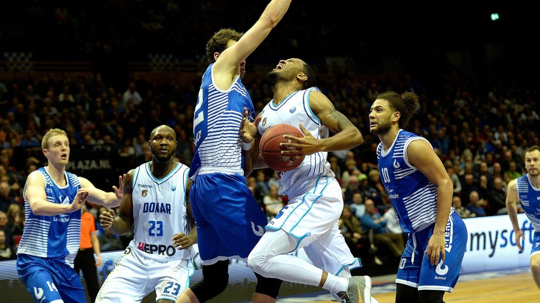 De onmacht van Donar gevangen: Teddy Gipson komt niet langs Zwolle-speler Ralf de Pagter