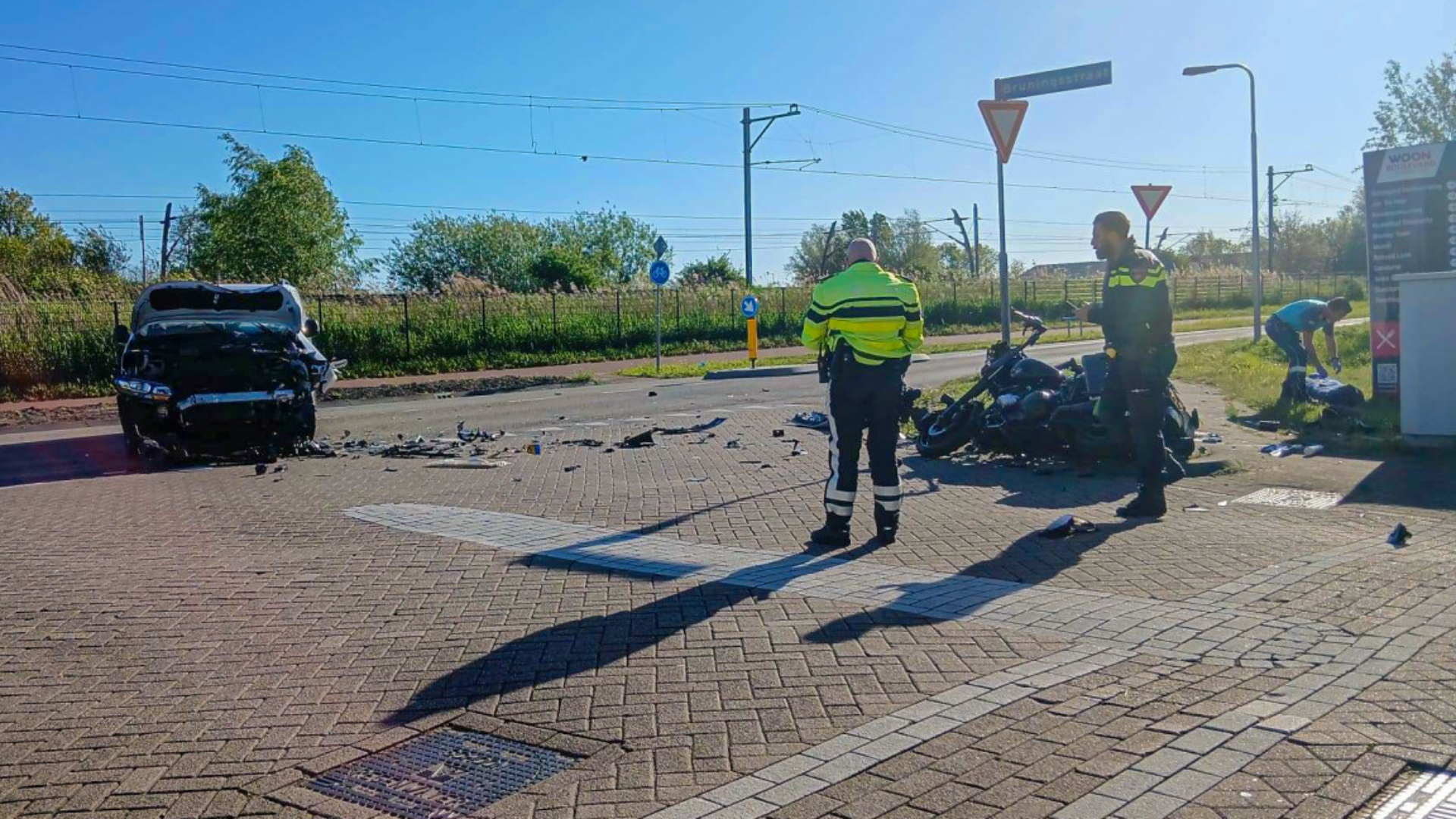Een motor en busje kwamen in botsing op de kruising van de Parallelweg met de Bruningsstraat.