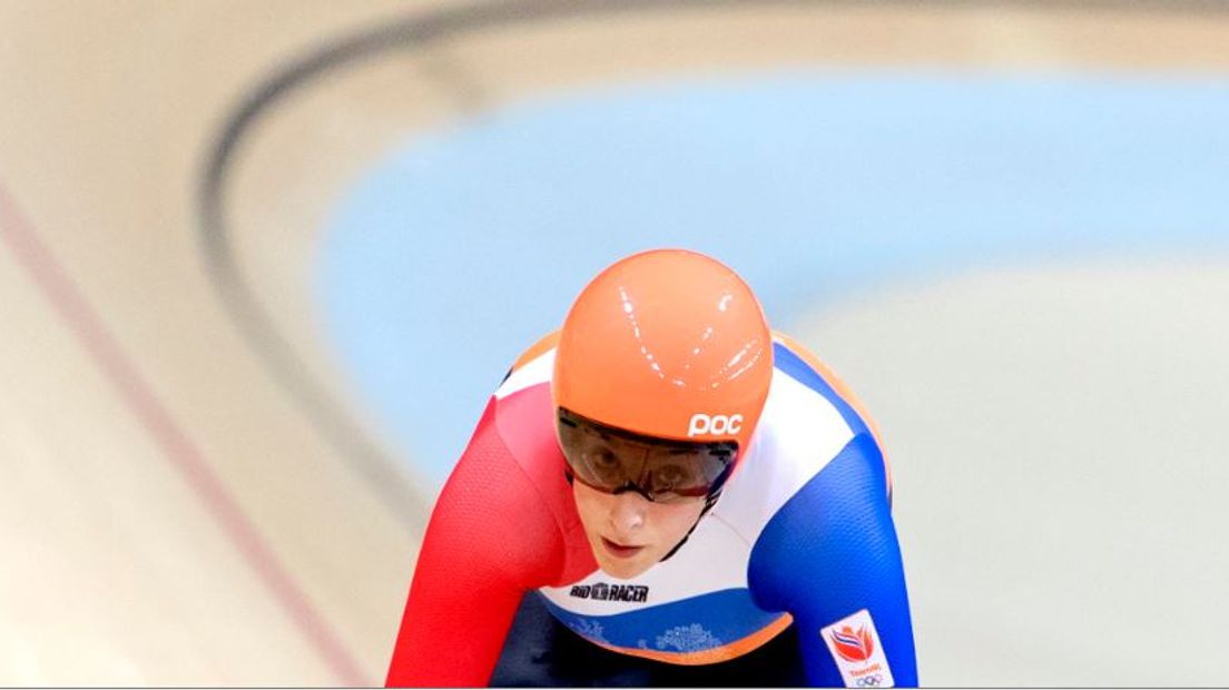 Olympisch kampioene Elis Ligtlee uit Eerbeek kan volgende maand niet meedoen aan de wereldbekerwedstrijd baanwielrennen in Apeldoorn. Een knieblessure gooit roet in het eten.