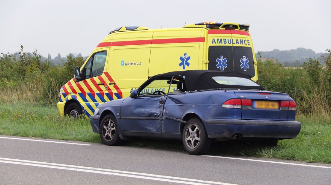Een inzittende van de auto raakte gewond en is met een ambulance afgevoerd