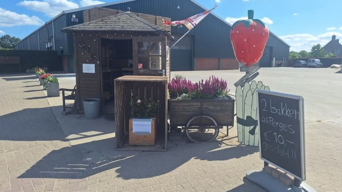 Leeggeroofde boerderijwinkel overladen met steunbetuigingen