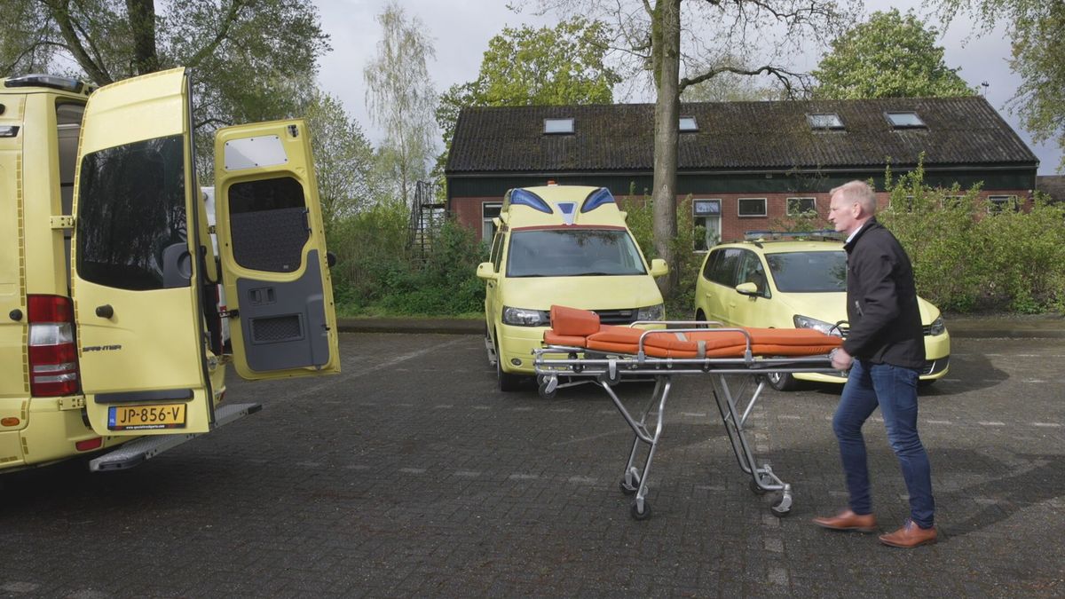 Ambulancedokter René Pol flikt het weer: opgeknapte reddingsvoertuigen klaar om naar Oekraïne te gaa