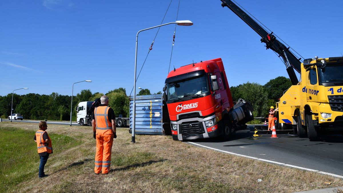 Vrachtwagen op rotonde Schoondijke gekanteld
