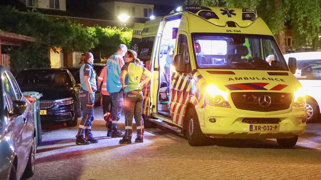 Ambulance bij de woning van de vrouw die vorig jaar werd gewurgd in Amersfoort.