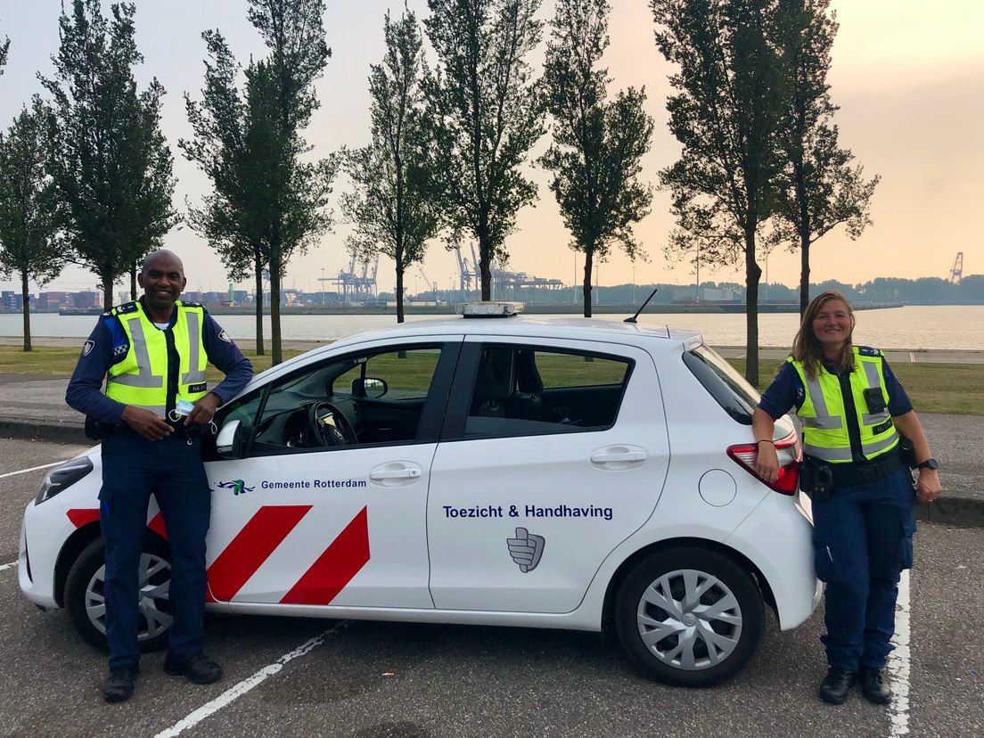 Samen met haar collega Oladela Akpata gaat ze op pad.