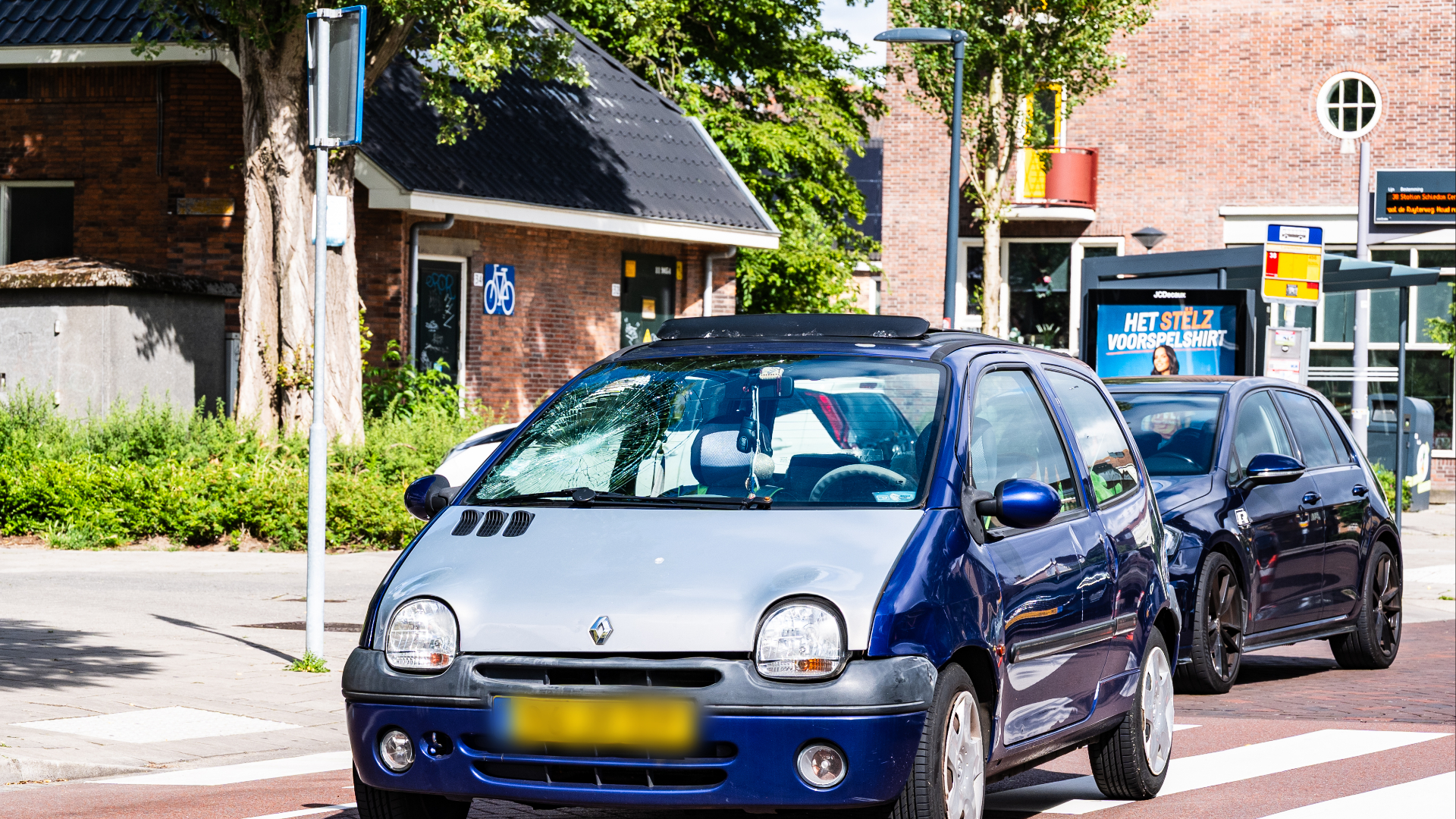 Bij het ongeval is veel schade ontstaan aan de voorruit van de auto.