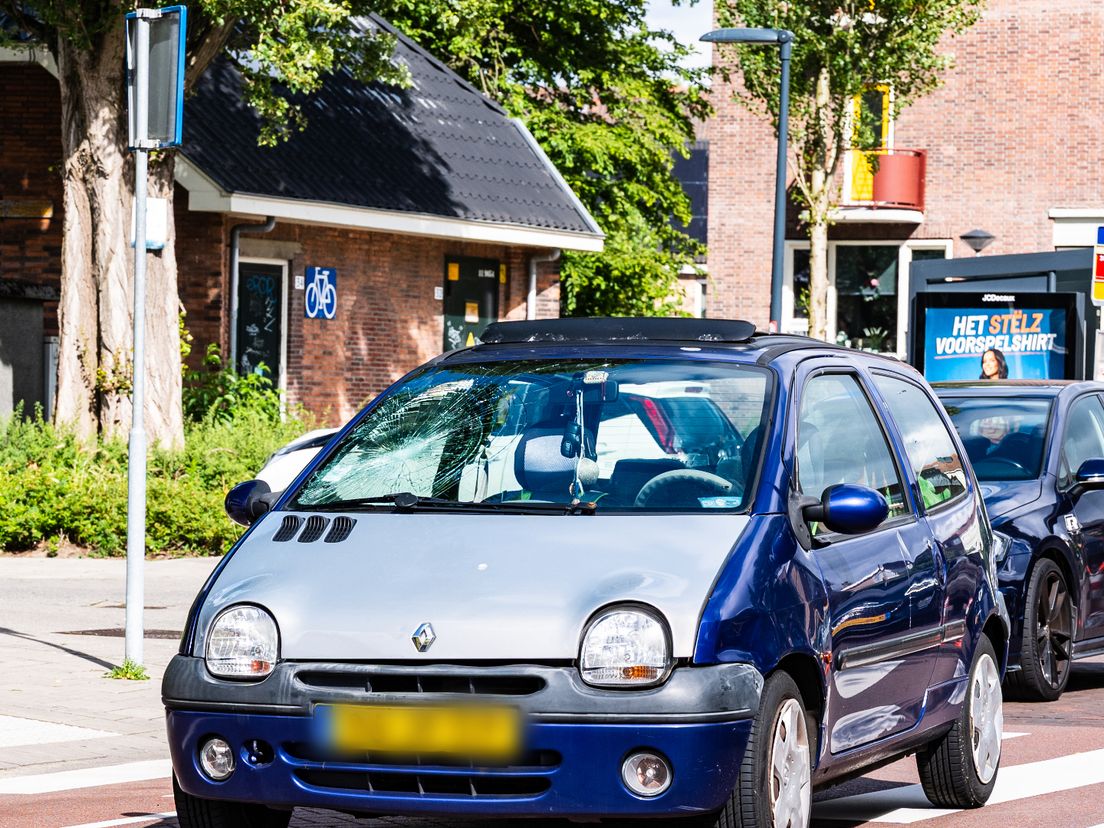 Bij het ongeval is veel schade ontstaan aan de voorruit van de auto.