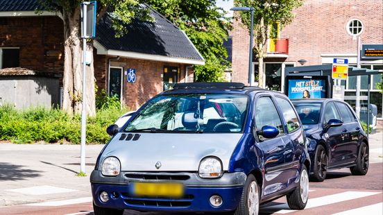 Voetganger zwaargewond na aanrijding door auto. Voetganger zwaargewond na aanrijding door auto.