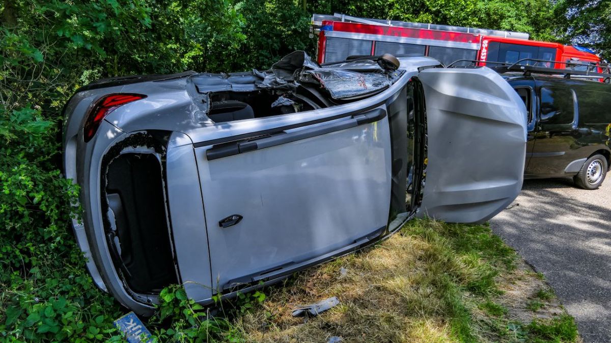 112 Nieuws: Brandweer bevrijdt inzittenden uit auto in Buurse | Bestuurders op de bon voor telefoon 
