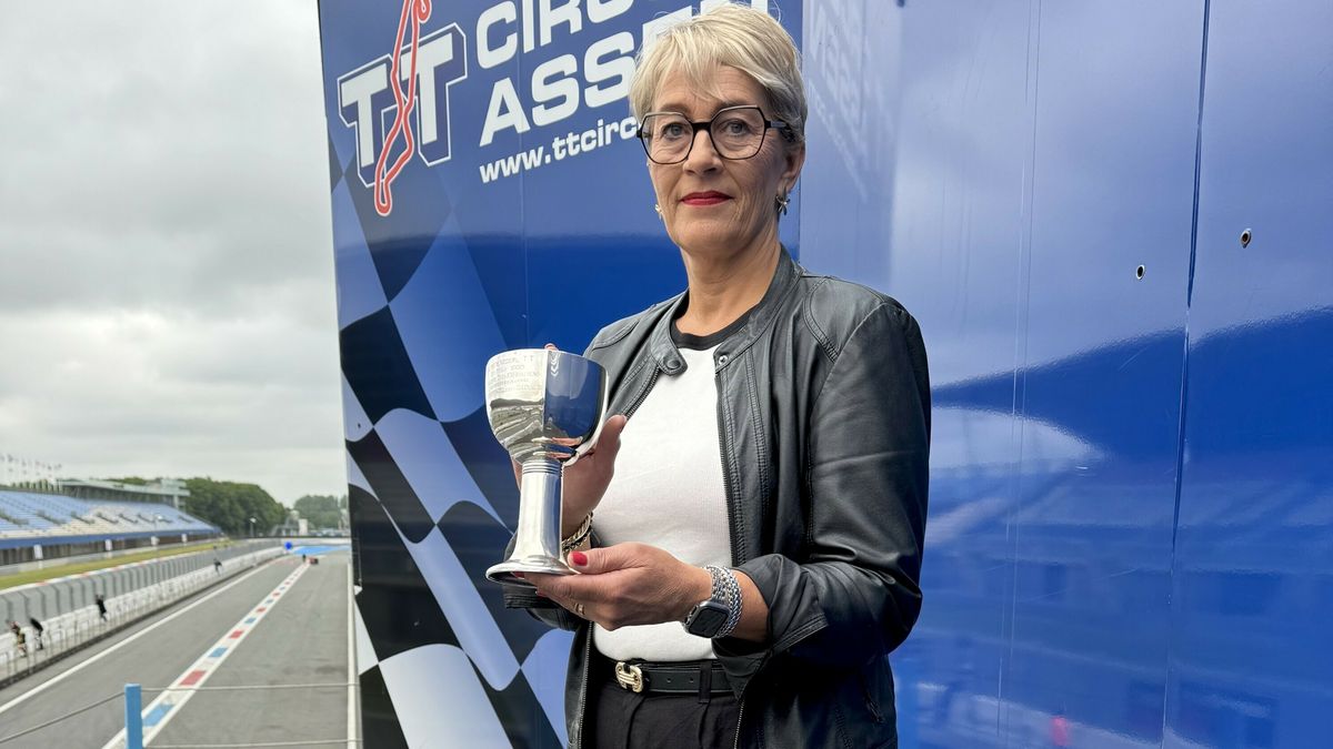 Honderd jaar na die eerste race door Rolde is de originele trofee terug bij de TT