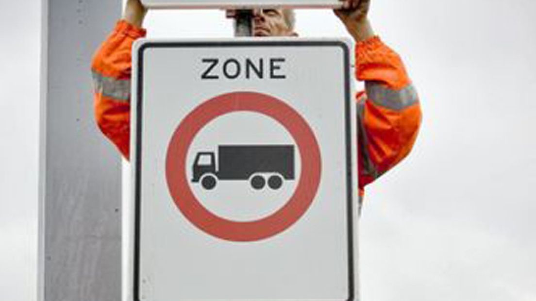 Zaltbommel: vrachtverkeer van dijk