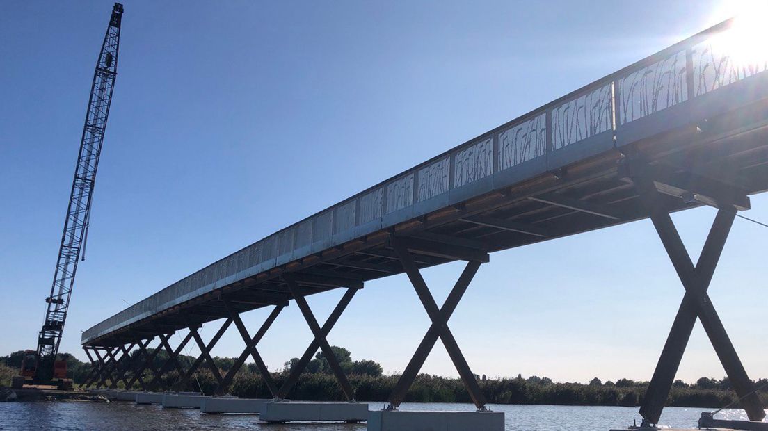 De brug in aanbouw