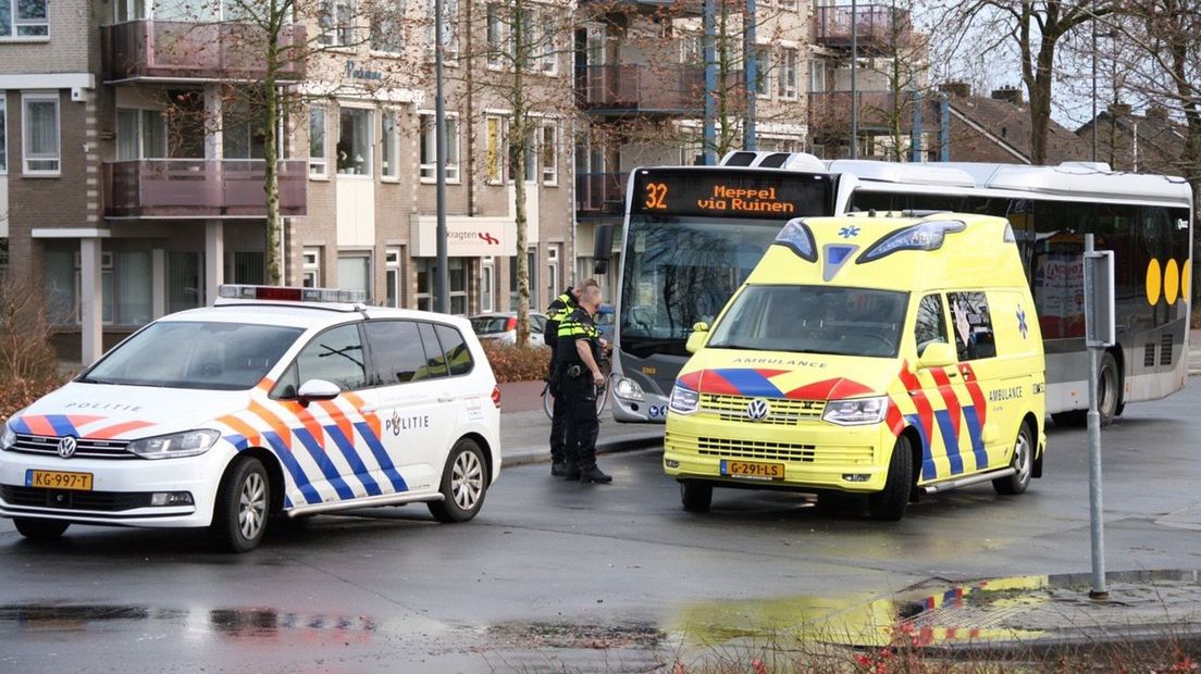 Op het Stationsplein botsten een bus en een fietsster met elkaar (Rechten: De Vries Media)