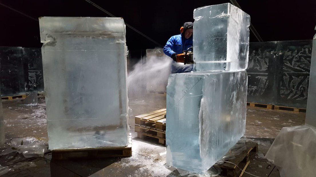 De icecarvers werken met blokken ijs van een meter breed, twee meter hoog en negentig centimeter dik (Rechten: Erik van de Leur)