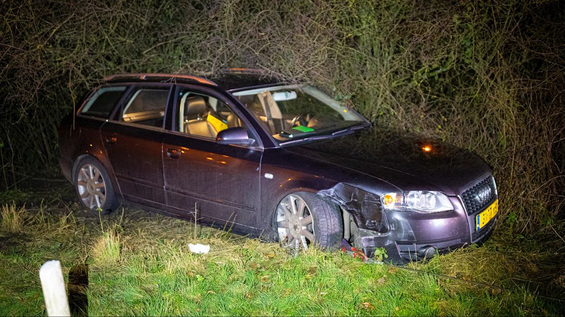 Ongeval op N50, auto belandt in berm