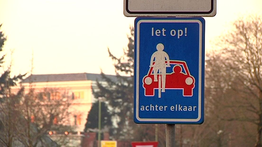 In juli kwam op de Schaerwijdelaan een fietsster onder een vrachtauto.