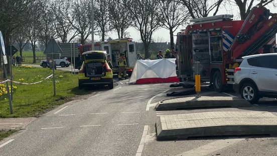 Bestuurder ernstig gewond na botsing met boom en beknelling. Bestuurder ernstig gewond na botsing met boom en beknelling.
