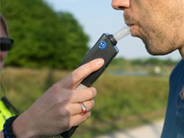 Politie treft bestuurder met lege fles alcohol naast zicht aan, rijbewijs ingevorderd