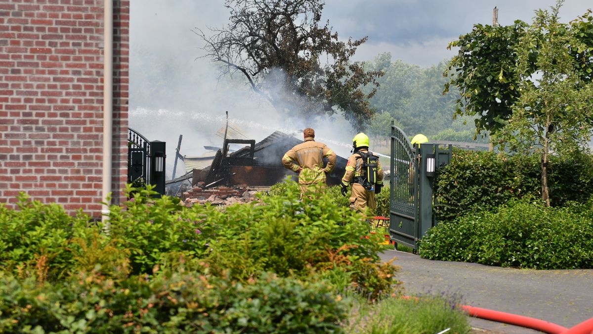 Schuur in Tienray gaat volledig in vlammen op