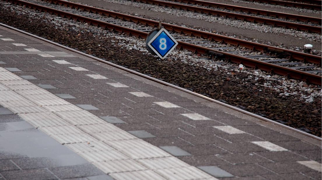 De jongeren liepen langs het spoor