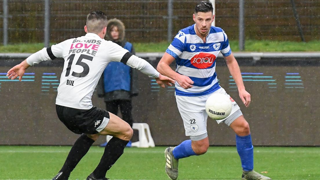 Thomas van den Houten in het shirt van zijn nieuwe club Spakenburg