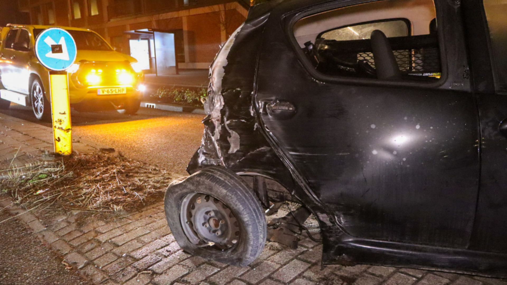 De auto heeft op meerdere plekken erg veel schade.