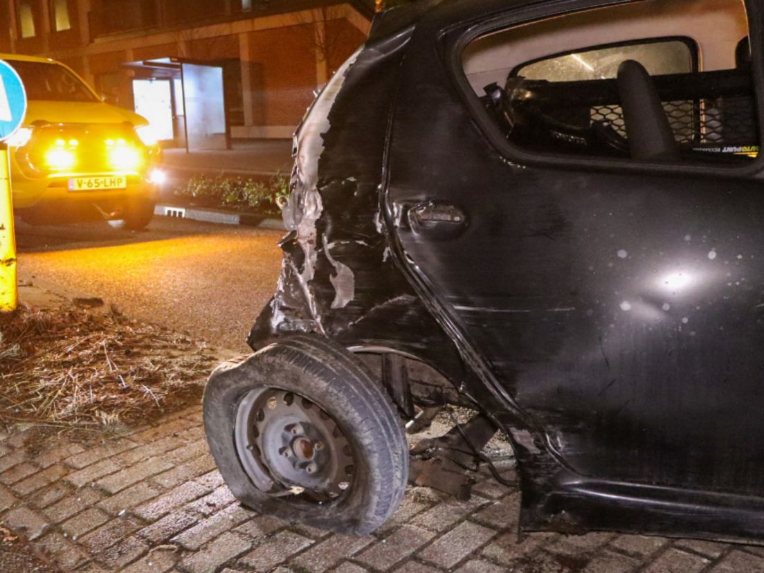 De auto heeft op meerdere plekken erg veel schade.