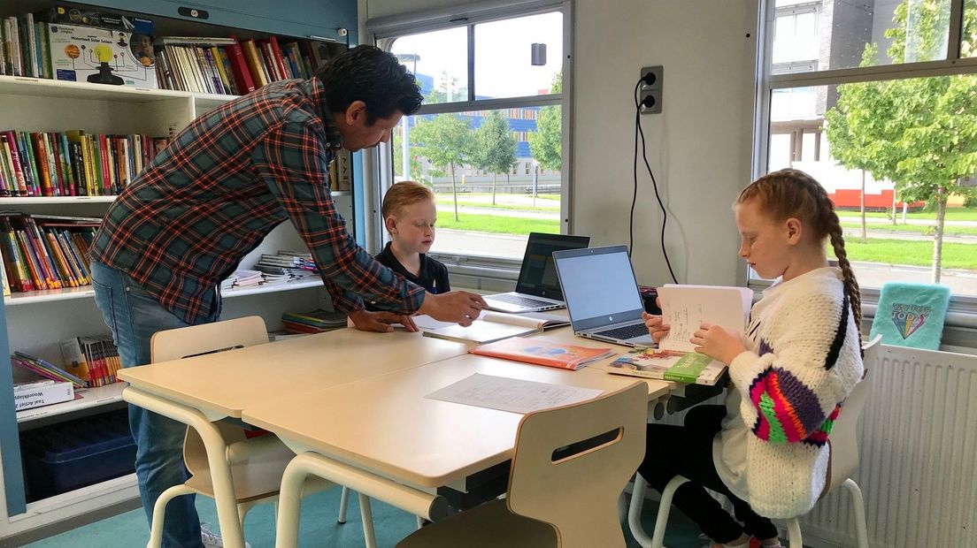 Delilah en Ties krijgen les van meester Mathijs