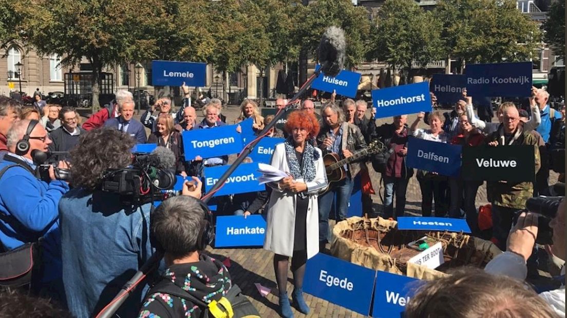 Actiecomités met de handtekeningen in Den Haag