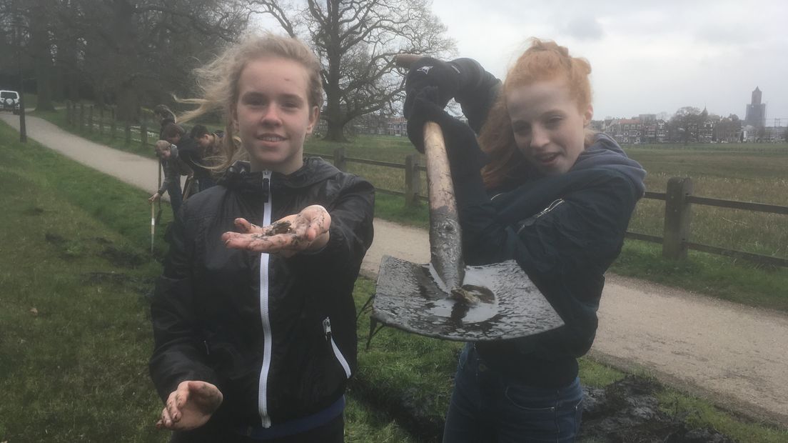 Werk aan de winkel woensdag in Park Sonsbeek in Arnhem. Met man en macht wordt het park klaargestoomd voor het nieuwe seizoen. En dat betekent onder meer opruimen en het gras behandelen. Parkboswachter Jeroen Glissenaar krijgt daarbij de hulp van 30 leerlingen van het Beekdal Lyceum.