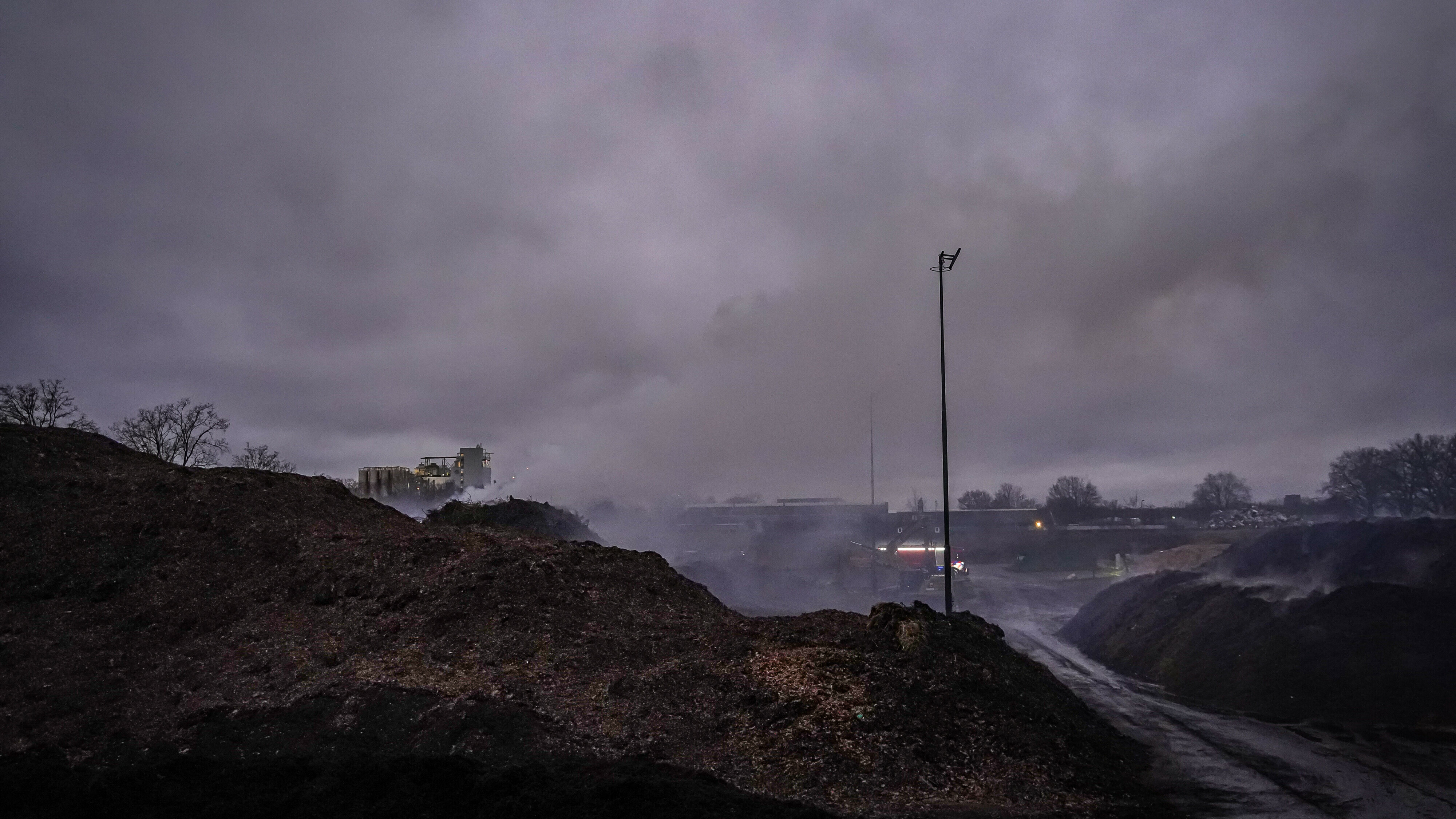 Afvalbult bij recyclebedrijf in Emmen in brand