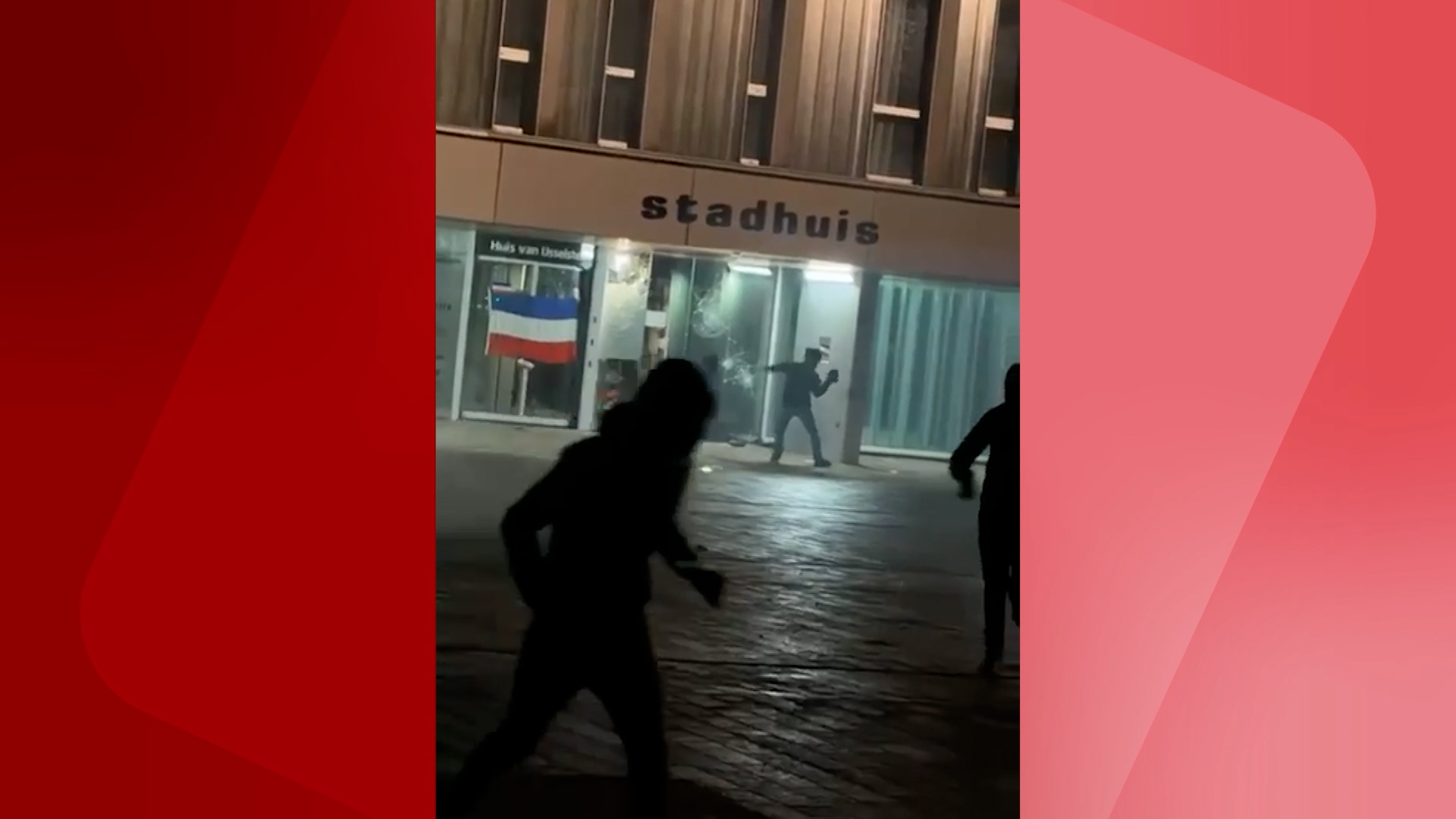Video toont groep die stadhuis IJsselstein vernielt