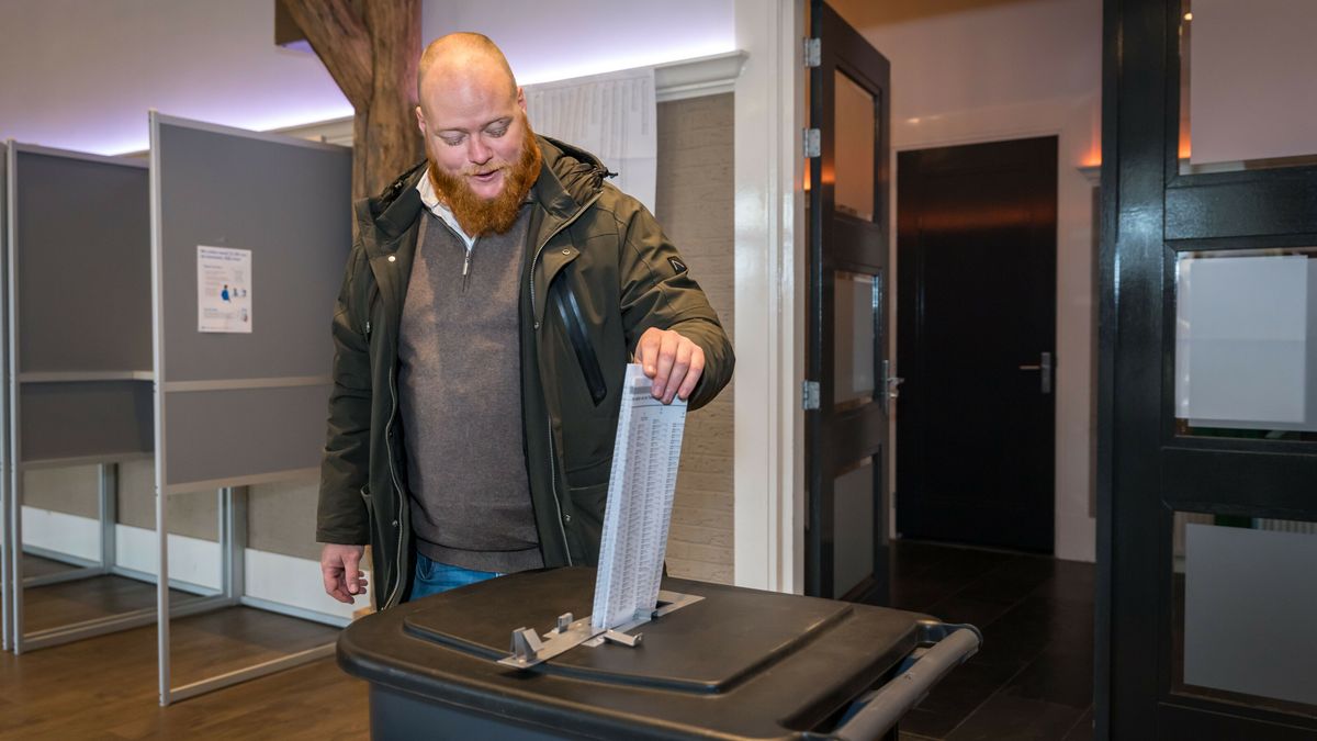 Habtamu de Hoop (GL-PvdA) stemt in Sneek | Bijzondere stemlocatie in Harich