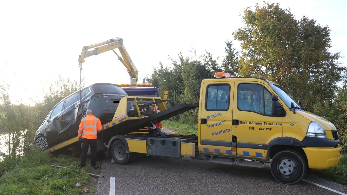 De auto is uit het water getakeld