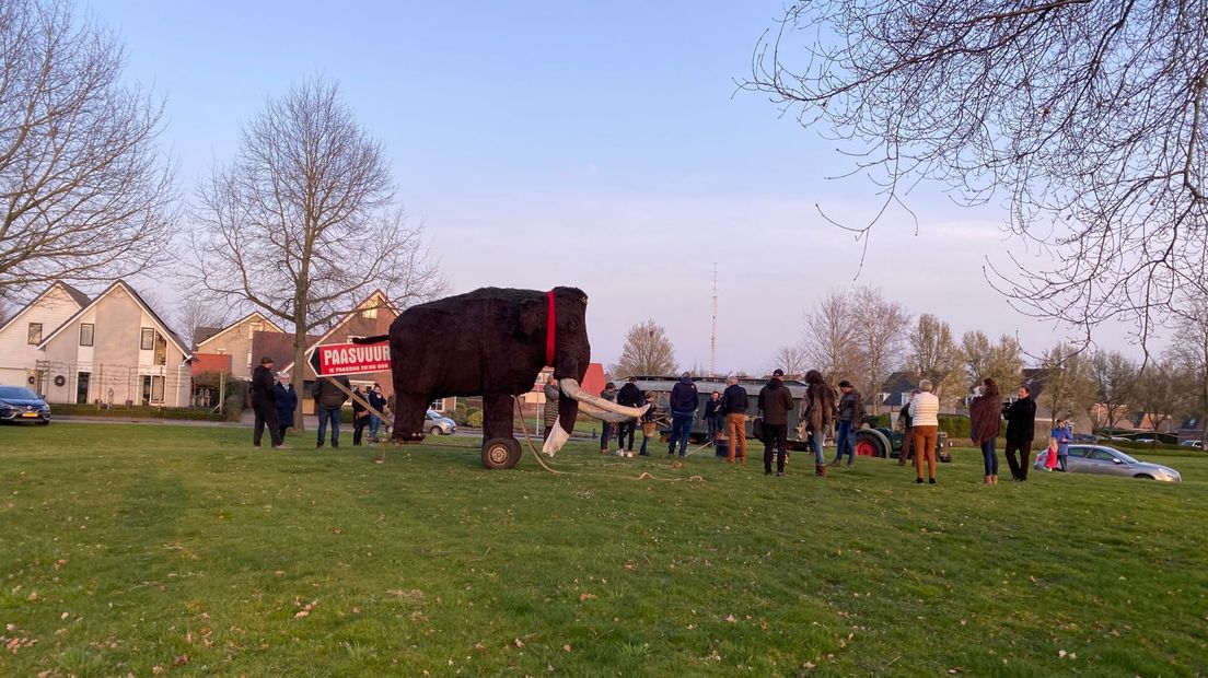 De Mammoet geeft het paasvuur door