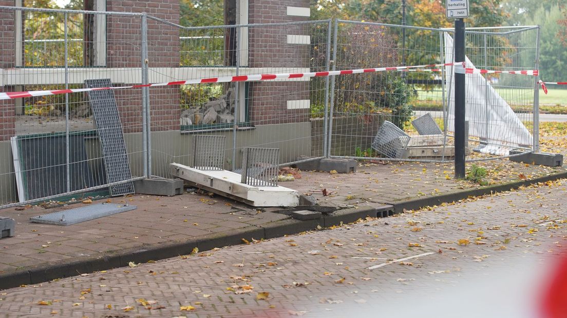 Betonblok valt van gebouw op stoep in Deventer