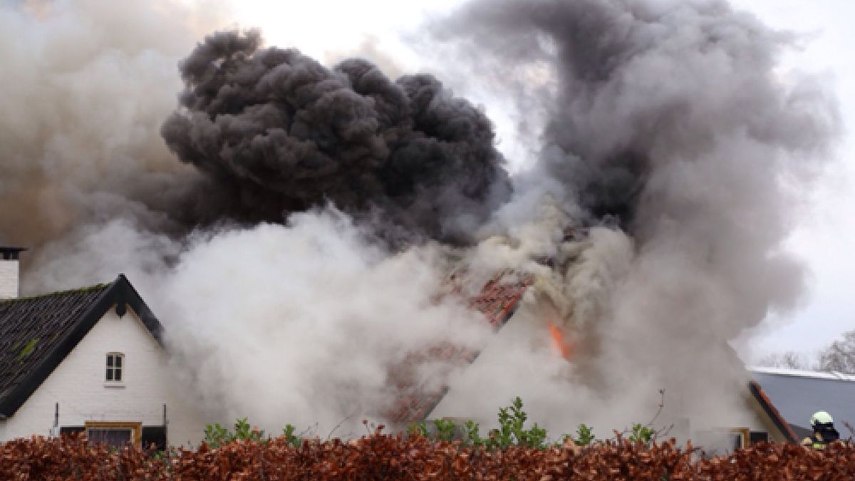 Uitslaande brand in boerderij Zwartebroek