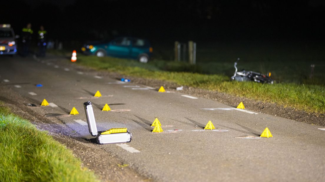 Een man en een vrouw zijn vrijdagnacht aangereden door een automobilist op de Kleine Woldweg in Noordeinde/Oosterwolde. De bestuurder reed vervolgens door. De twee raakten gewond.