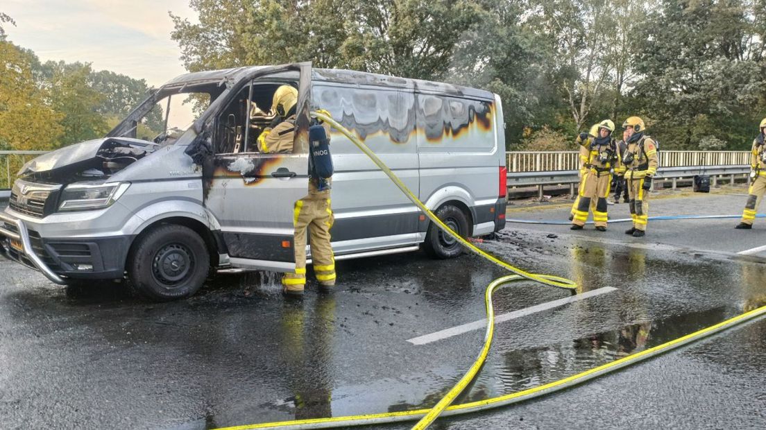 Busje in Groenlo volledig uitgebrand.