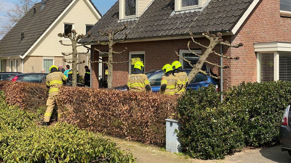 In Nijkerk is een auto een huis binnengereden.