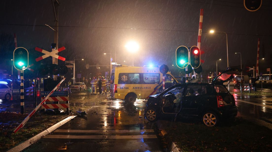 Autodief crasht op spoorwegovergang Zwolle