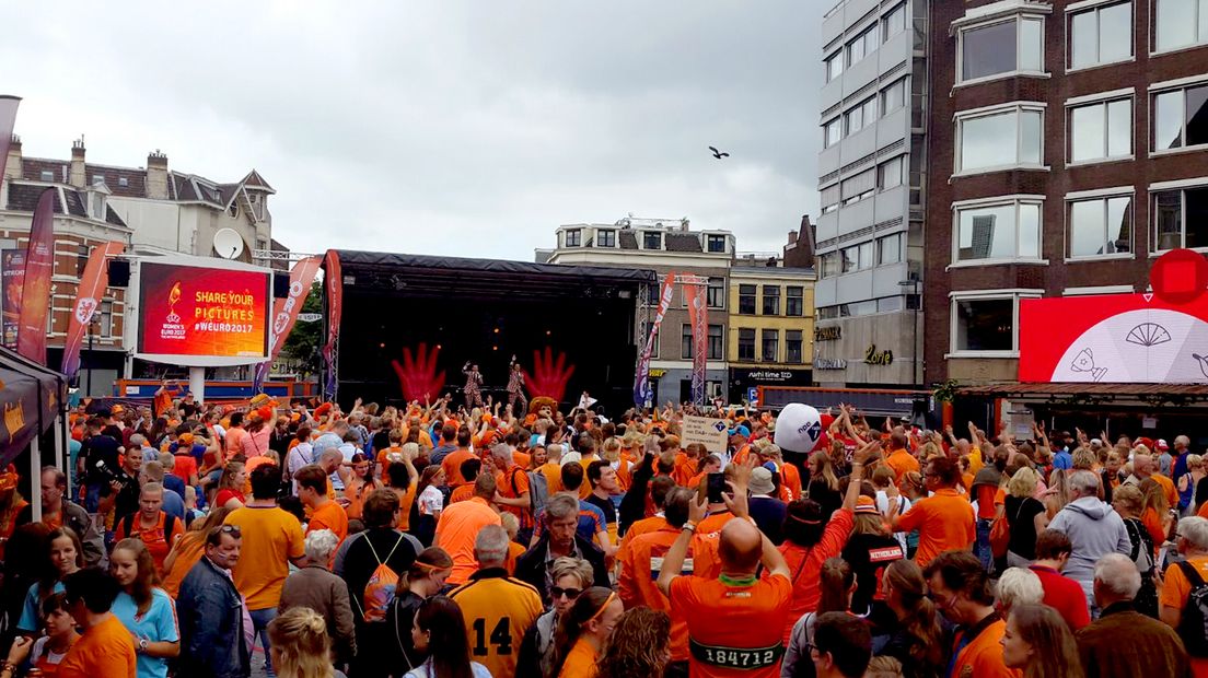 De Neude stroomt vol met Oranjefans.