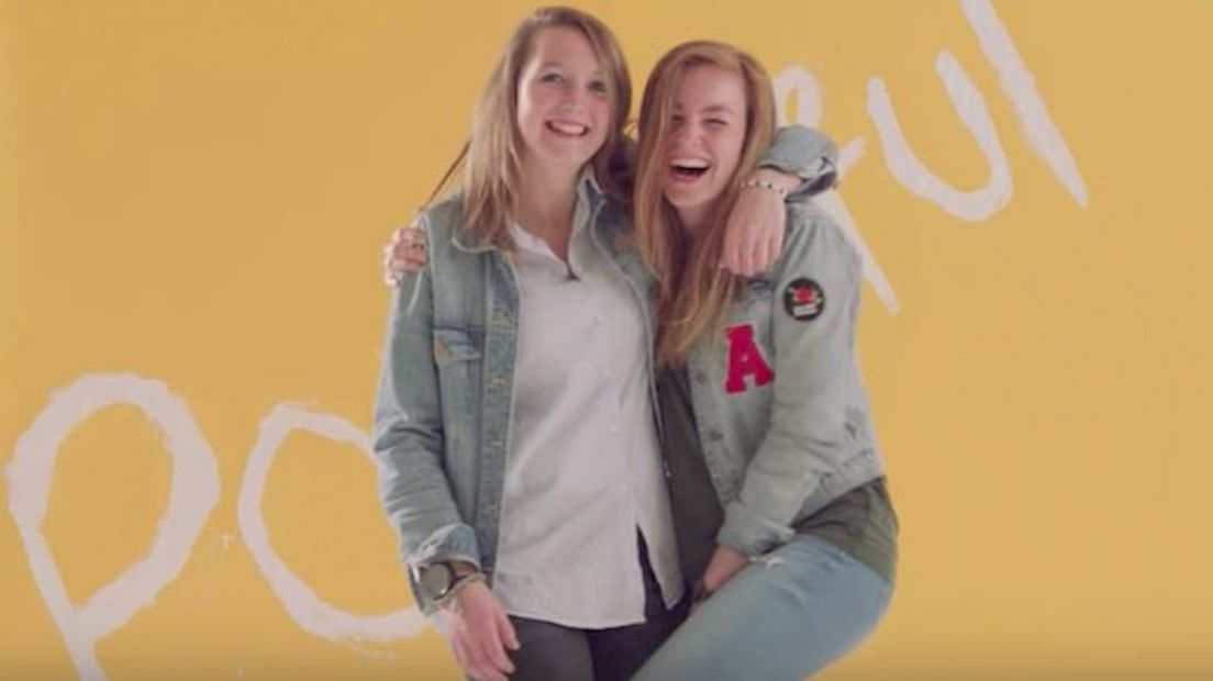 Lotte en Miloeska winnen Young Education Award met pestplatform 'Jij Bent Het Waard'